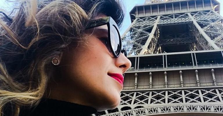 Paula Fernandes posa ao lado da Torre Eiffel em Paris