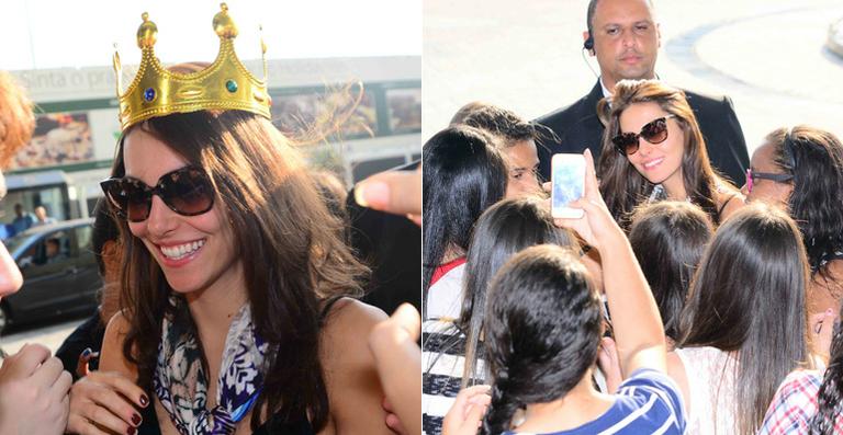 Antes de premiação, Mel Fronckowiak ganha carinho dos fãs e coroa de rainha
