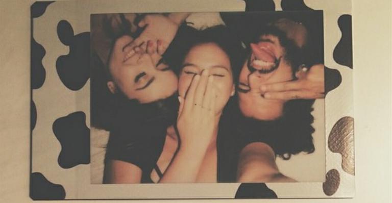 Bruna Marquezine se diverte com Manu Gavassi e André Nicolau