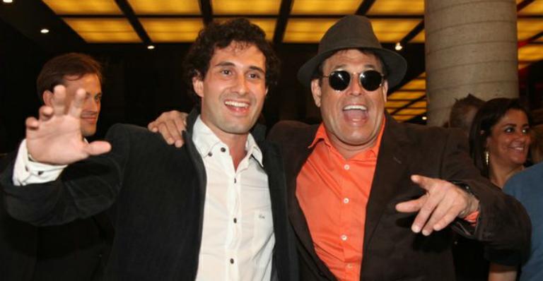 Sérgio Mallandro vai com o filho a evento e semelhança impressiona