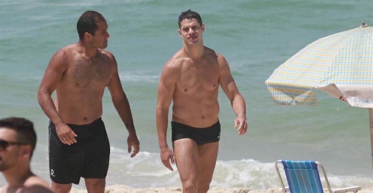 José Loreto curte folga na praia da Barra