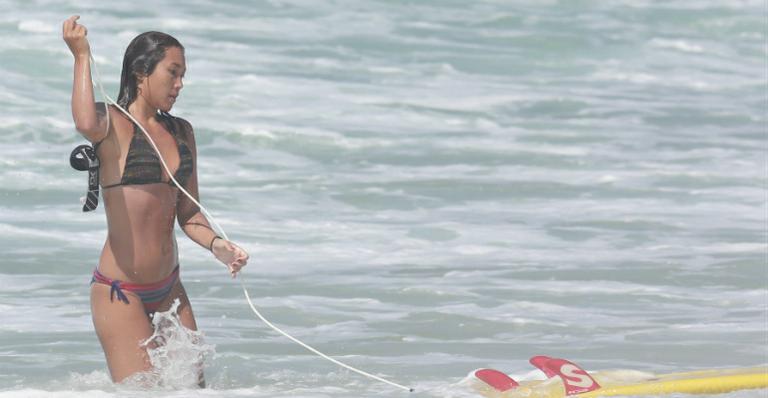 Dani Suzuki exibe corpão em dia de surfe
