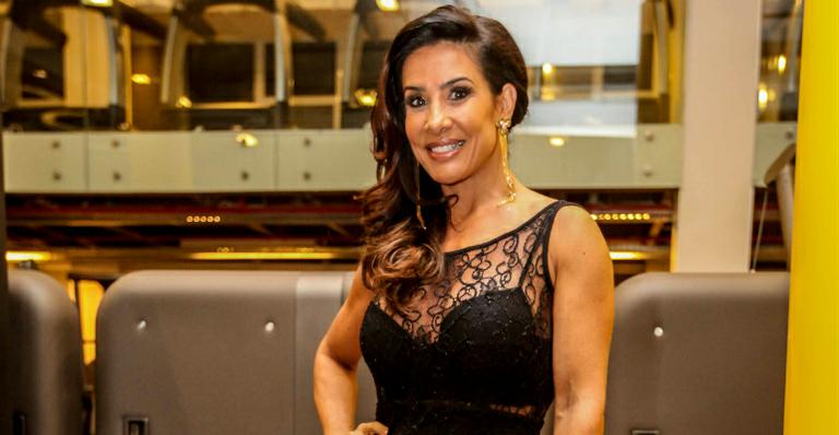 Aos 41 anos, Scheila Carvalho exibe corpo sarado na academia