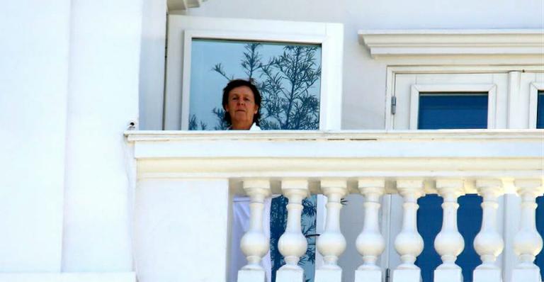 Paul McCartney toma sol na varanda e dança na porta do Copacabana Palace