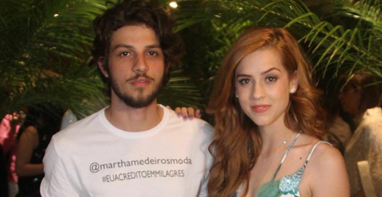 Ex-namorados, Chay Suede e Sophia Abrahão posam juntos em evento