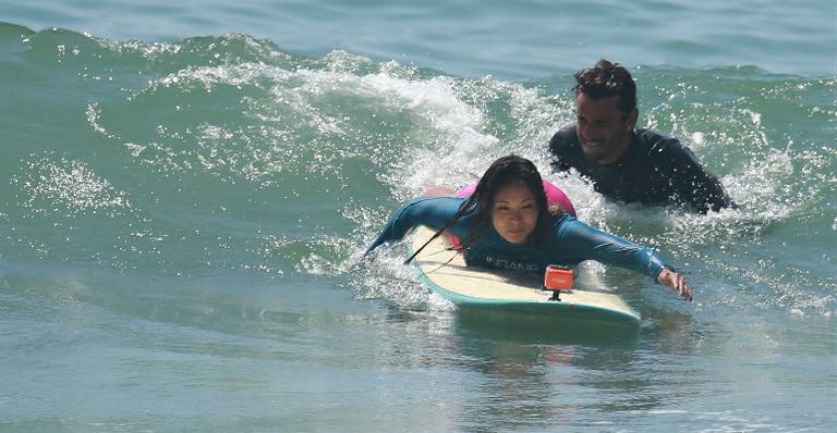 Com instrutor bonitão, Carol Nakamura aprende a surfar no Rio