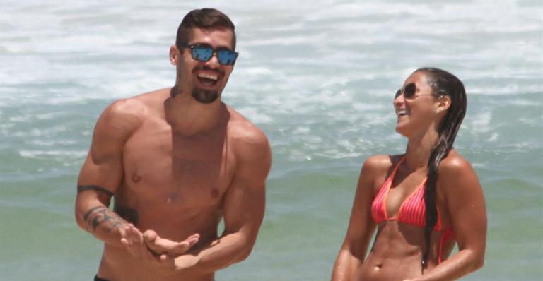 Após polêmica com dançarina, ex-BBB Yuri aparece com morena na praia