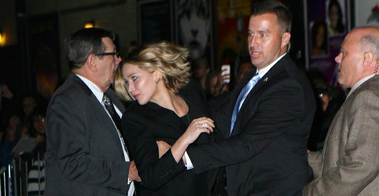 Jennifer Lawrence foge de fãs após tumulto em Nova York