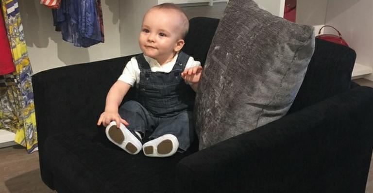 Filho de Ana Hickmann visita loja da mãe em São Paulo
