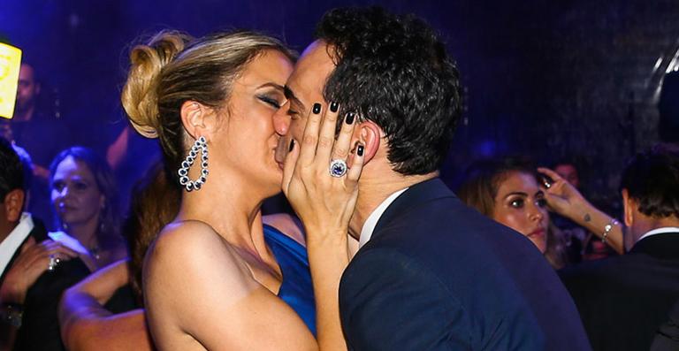 Ticiane Pinheiro e César Tralli trocam beijos em festa de casamento