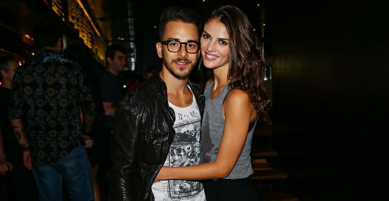Junior Lima faz show em São Paulo com a mulher na plateia