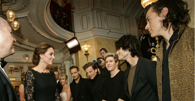 Integrantes do One Direction cumprimentam Kate Middleton em evento