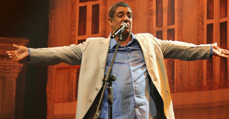 Zeca Pagodinho distribui 2 mil ovos de Páscoa para crianças de Xerém