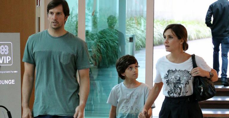 Adriana Esteves curte passeio com o marido e o filho
