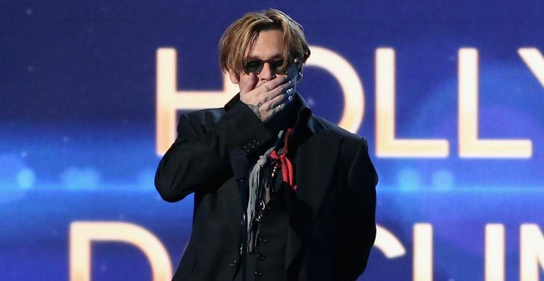 Bêbado? Johnny Depp faz discurso estranho em prêmio de cinema. Assista!