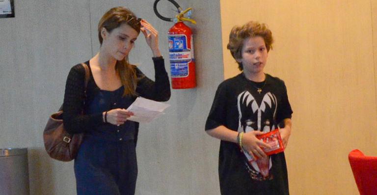 Cinema em família: Murilo Benício e Débora Falabella passeiam com os filhos