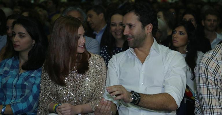 De biquíni, Marina Ruy Barbosa beija o namorado em foto