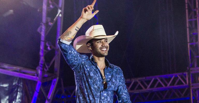 Gusttavo Lima é agarrado por homem em show