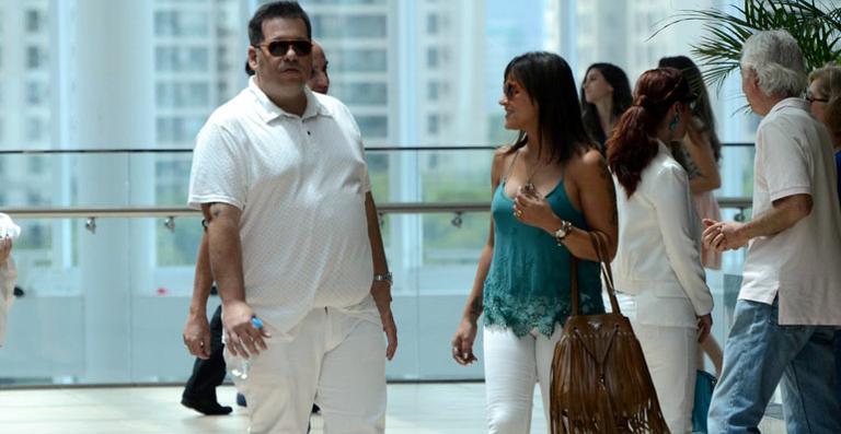 Após cirurgia bariátrica, Leandro Hassum passeia com a mulher