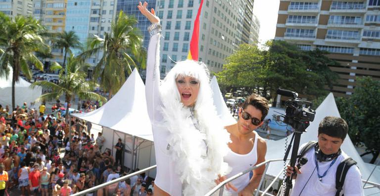 Vestida como drag queen, Letícia Spiller anima parada gay no Rio de Janeiro