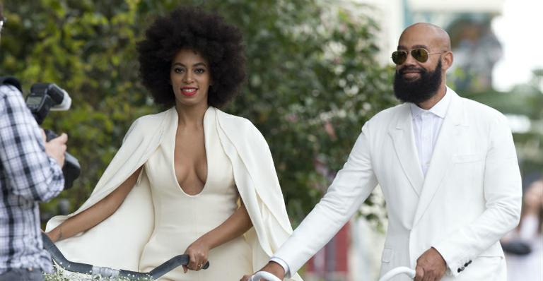 Decotada, Solange Knowles se casa em festa com Beyoncé e Jay Z