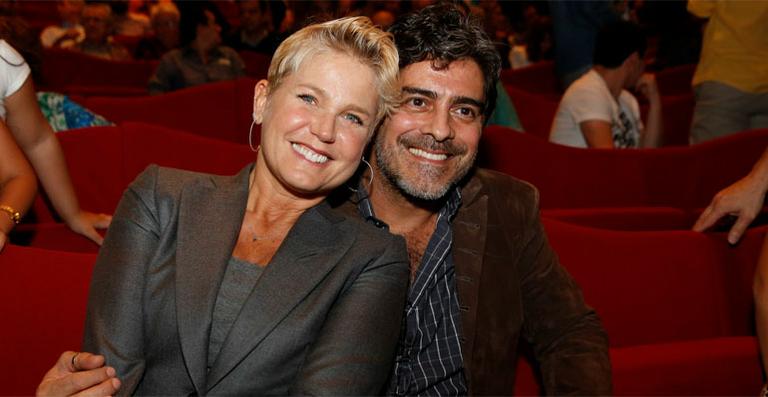 Xuxa comemora aniversário de namoro com Junno Andrade