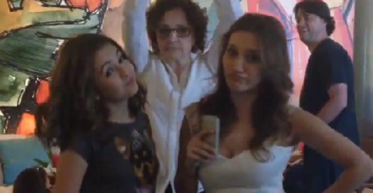 Ana Lúcia Torre invade vídeo de Klara Castanho e mostra dança divertida
