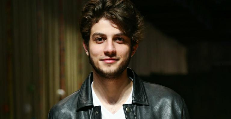 Chay Suede mostra foto de quando era criança