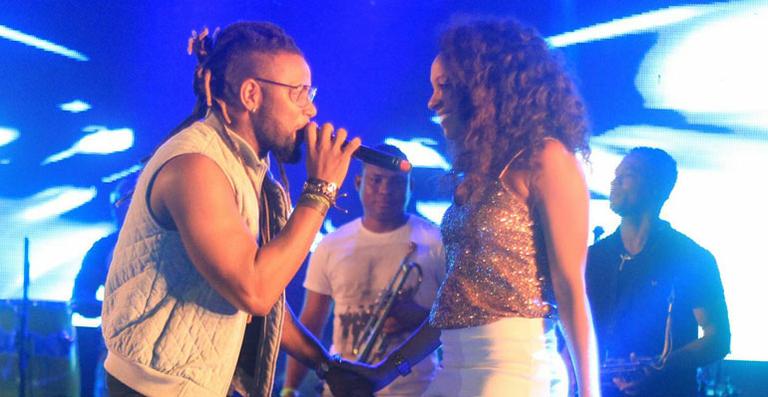 The Voice: Após assumirem namoro, Amarildo e Vanessa curtem show juntinhos