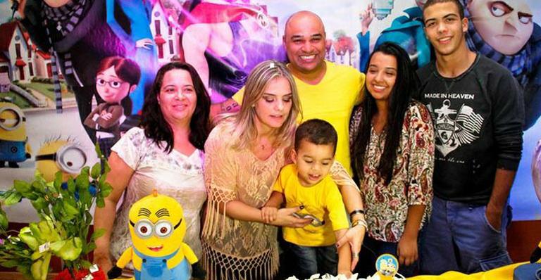 Milene Domingues comemora aniversário do enteado com o namorado e Ronald