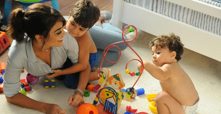 Juliana Paes grava com os filhos em estúdio no Rio para nova campanha