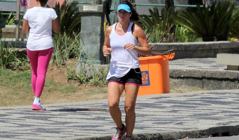 Após perder 28 kg, Amandha Lee corre para manter o corpão em dia