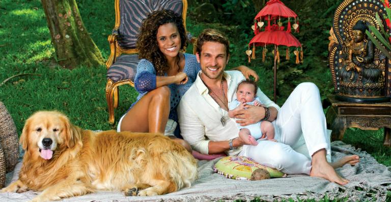 Igor Rickli e Aline Wirley apresentam o filho, Antônio