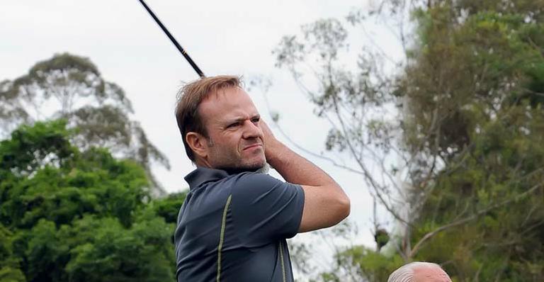 Rubens Barrichello joga golfe e comenta término de contrato com a Globo