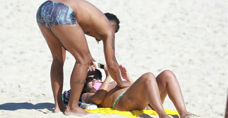 Grávida, Ellen Cardoso exibe barrigão de biquíni na praia e ganha carinho de Naldo