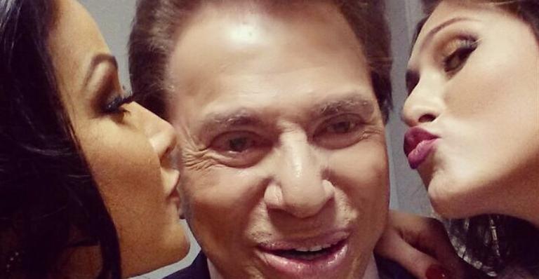 Silvio Santos ganha beijo duplo de Helen Ganzarolli e Lívia Andrade