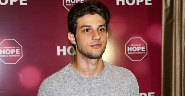 Chay Suede exibe novo visual durante evento em SP