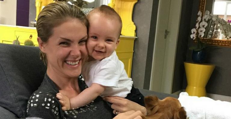 Ana Hickmann mostra o filho brincando com os cachorros