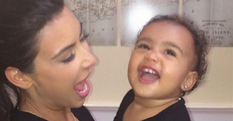 Kim Kardashian mostra foto sorridente ao lado da filha: “Como somos em casa”