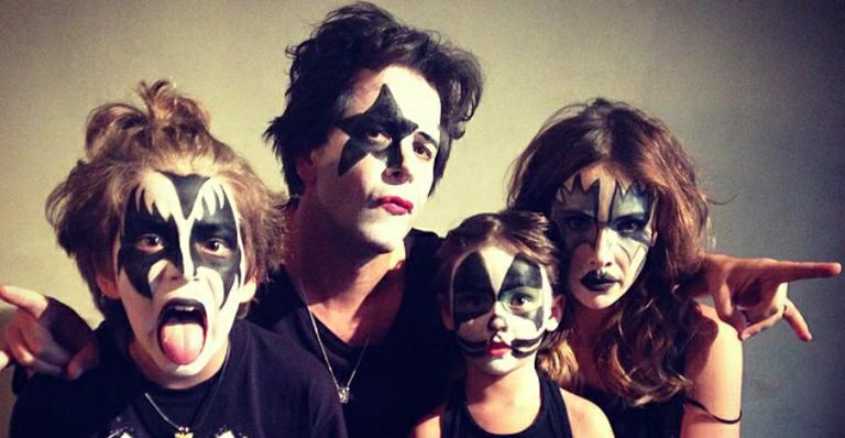 Murilo Benício e Débora Falabella se fantasiam de roqueiros do Kiss