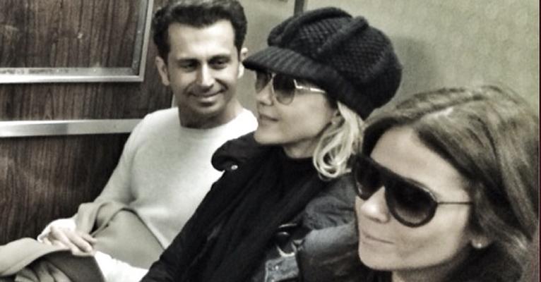 Giovanna Antonelli anda de metrô em Nova York com o irmão e Guilhermina Guinle