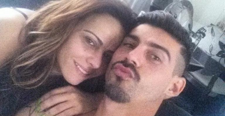 Sem maquiagem, Viviane Araújo ganha chamego do namorado
