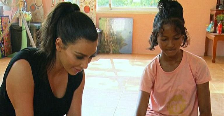 Menina tailandesa que Kim Kardashian desejava adotar diz que prefere ficar em orfanato