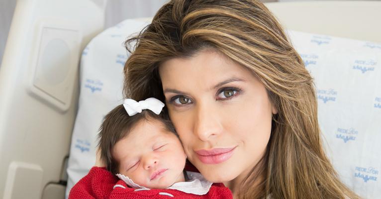 Carol Castelo Branco apresenta sua filha, Sophia