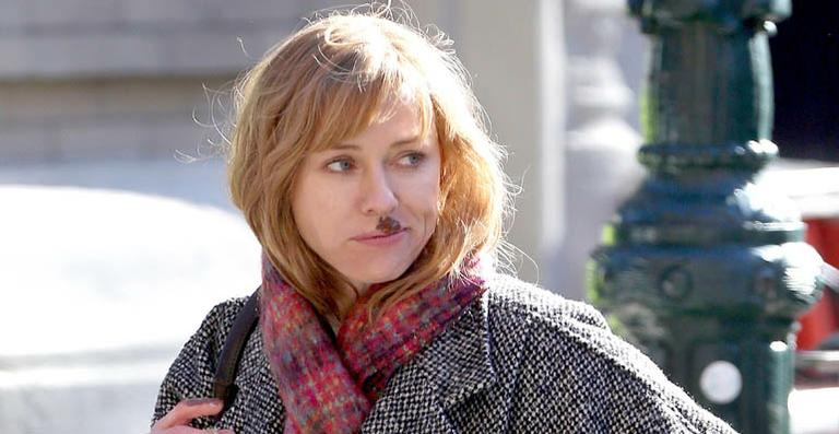 Naomi Watts é fotografada com bigodinho de chocolate