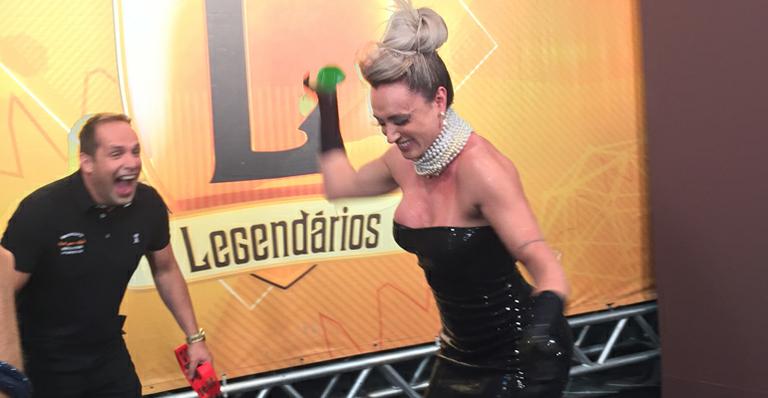 Juju Salimeni se veste de Kim Kardashian no Legendários