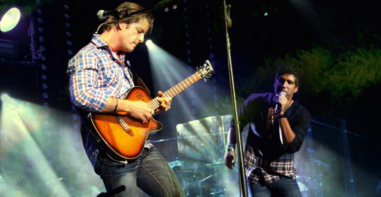 Victor & Leo lançam coletânea com grandes sucessos da carreira