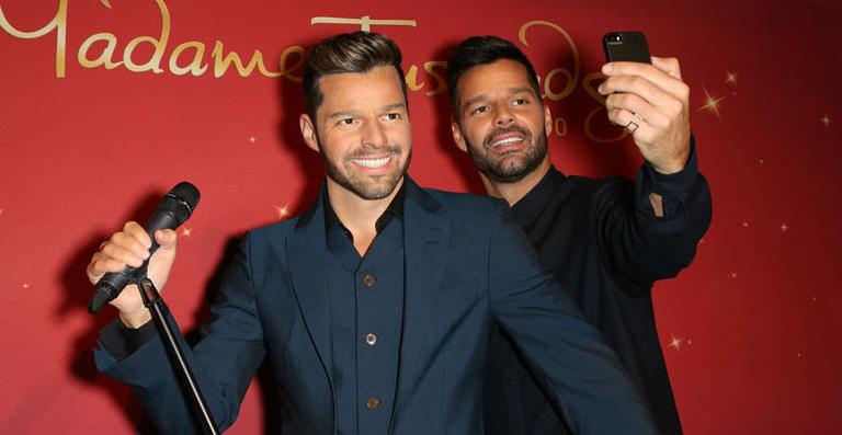 Ricky Martin posa ao lado de sua nova estátua de cera