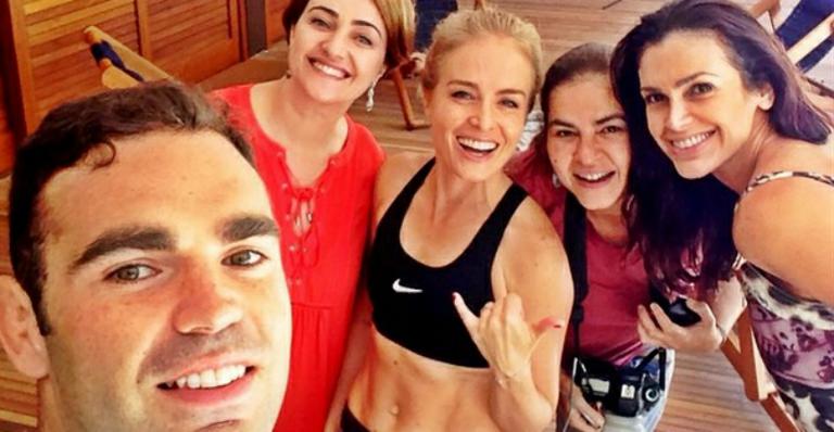 Mãe de três filhos, Angélica mostra barriga chapada em treino