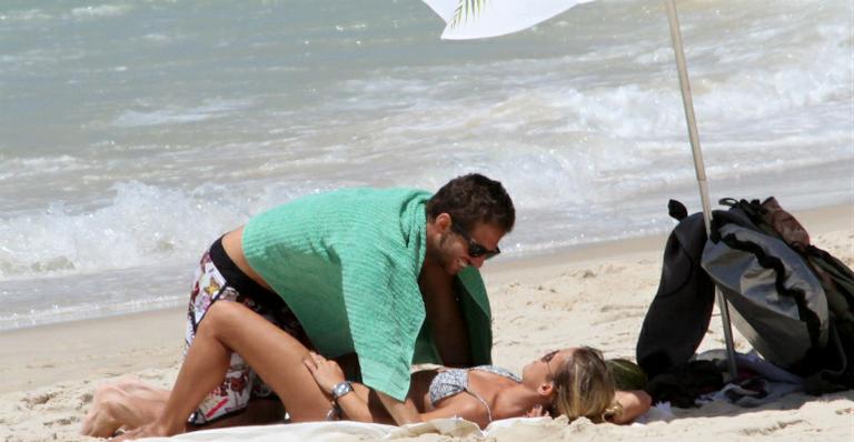 Fernanda de Freitas, a Flavinha de Tapas e Beijos, curte praia com o namorado
